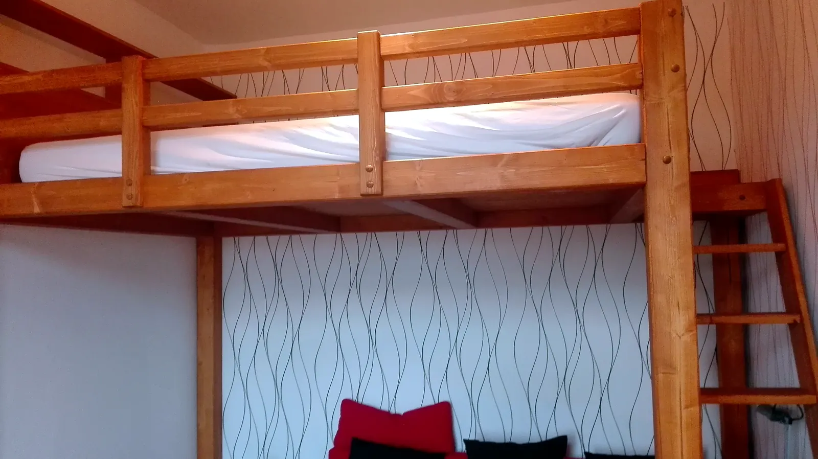 Patrová postel z masivu se žebříkem