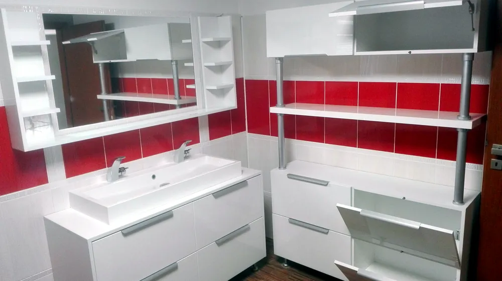 Koupelnový nábytek se skříňkou pod umyvadlem a zrcadlem